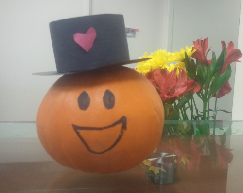 Smiley face pumpkin in a top hat
